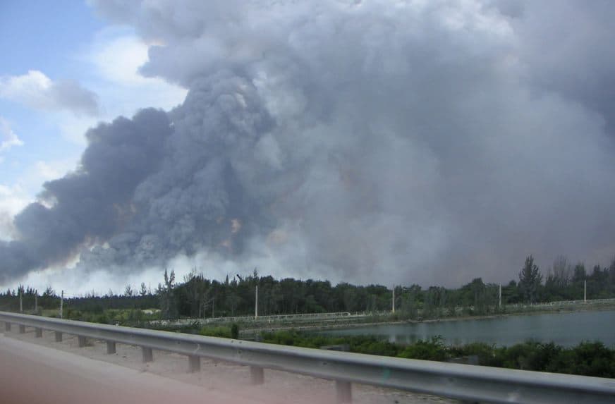 Un avión sobrevuela la zona cubierta por el humo provocado por un nuevo incendio forestal a orillas de los Everglades. Imagen de archivo. (EFE/ROSARIO CANFRANC)