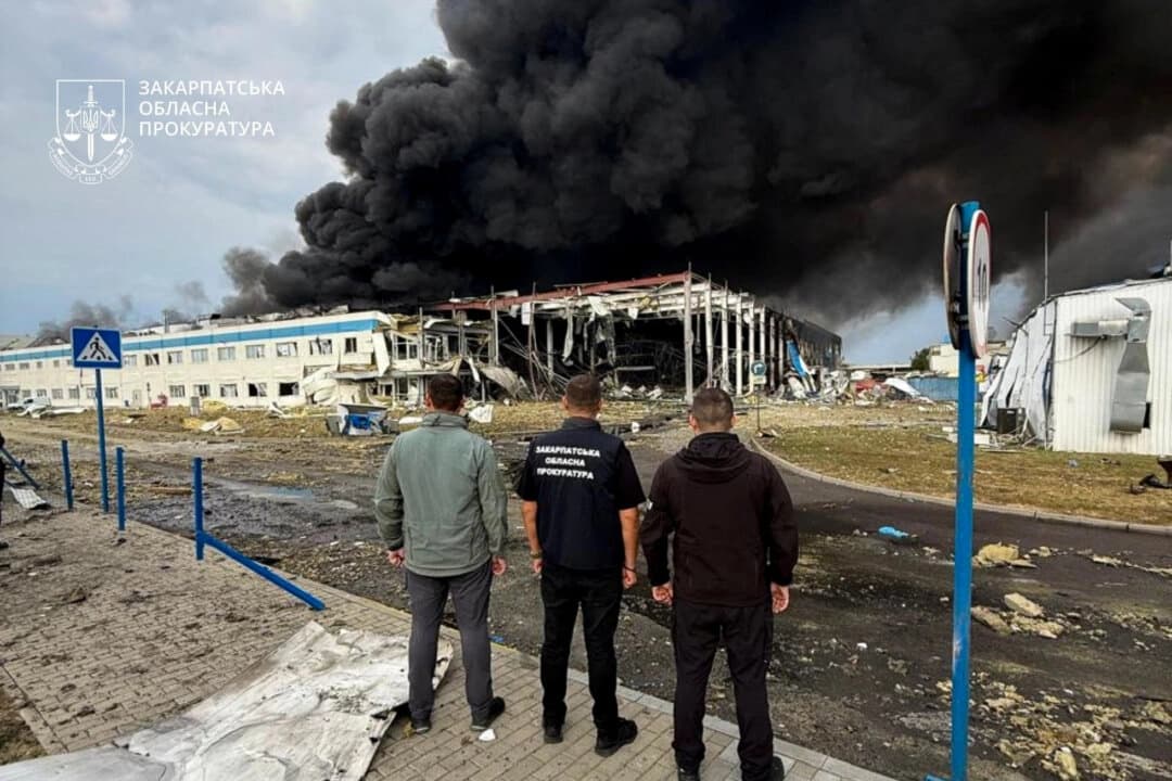 El humo se eleva sobre la fábrica Flext Ltd., alcanzada por un misil ruso en Mukachevo, región de Zakarpattia, Ucrania, el 21 de agosto de 2025. (Fiscalía Regional de Zakarpattia/Foto facilitada por Reuters)