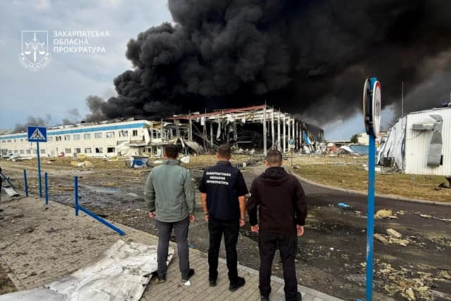 Ataque ruso contra el oeste de Ucrania alcanza fábrica estadounidense, dicen funcionarios ucranianos