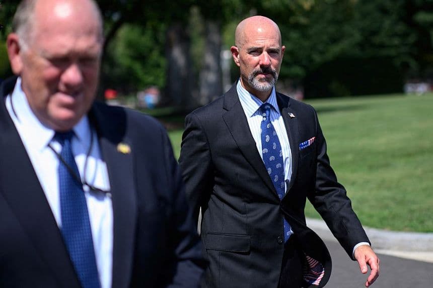 El administrador de la Agencia Antidrogas de Estados Unidos (DEA), Terry Cole (Dcha.), camina junto al "zar de la frontera", Tom Homan, frente al ala oeste de la Casa Blanca tras una entrevista televisiva en Washington, D.C., el 12 de agosto de 2025. (MANDEL NGAN/AFP a través de Getty Images)