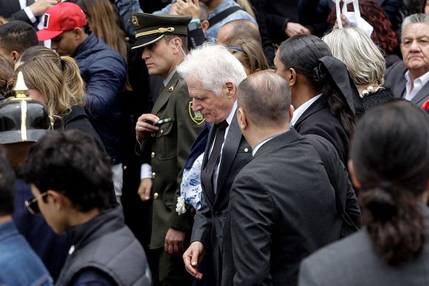 Miguel Uribe Londoño (C), padre del fallecido candidato presidencial colombiano Miguel Uribe Turbay, escolta el féretro con el cuerpo de su hijo hacia la Catedral Metropolitana de Bogotá, el 13 de agosto de 2025. (ANDREA ARIZA/AFP a través de Getty Images)