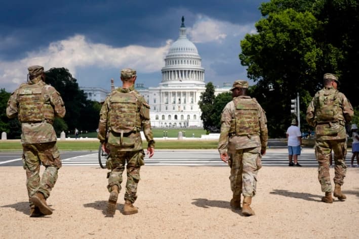 Soldados de la Guardia Nacional del Distrito de Columbia patrullan el National Mall en Washington, el 14 de agosto de 2025. (Jacquelyn Martin/AP Photo)