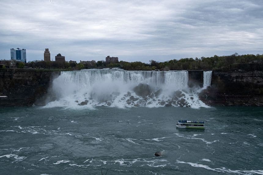 La zona turística de las cataratas del río Niágara, frontera natural entre la provincia de Ontario, en Canadá, y el estado de Nueva York, en los Estados Unidos de América, (Foto de MARTIN BERTRAND/Hans Lucas/AFP vía Getty Images)