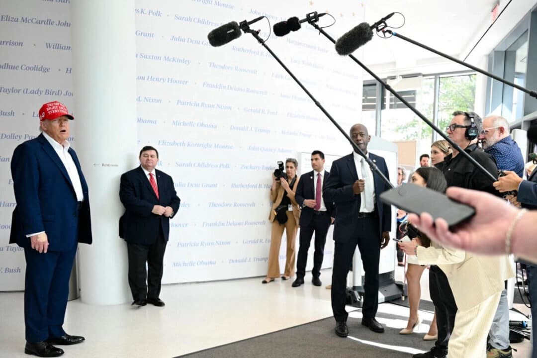 El presidente Donald Trump (izquierda) habla en "La Casa del Pueblo", una experiencia inmersiva en la Casa Blanca situada frente al edificio ejecutivo Eisenhower, durante una visita a Washington el 22 de agosto de 2025. (Andrew Caballero-Reynolds / AFP)