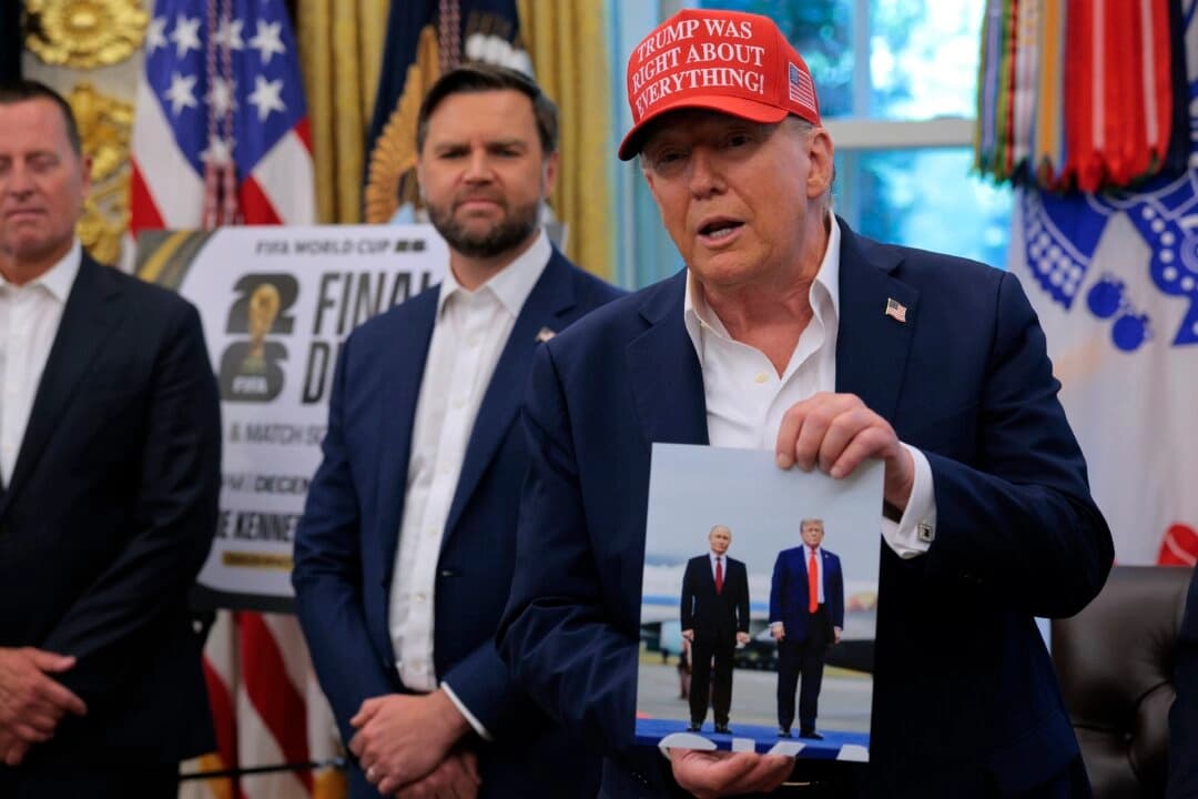 El presidente Donald Trump sostiene una fotografía que, según él, le regaló el presidente ruso Vladimir Putin en la Oficina Oval de la Casa Blanca en Washington, el 22 de agosto de 2025. (Chip Somodevilla/Getty Images)