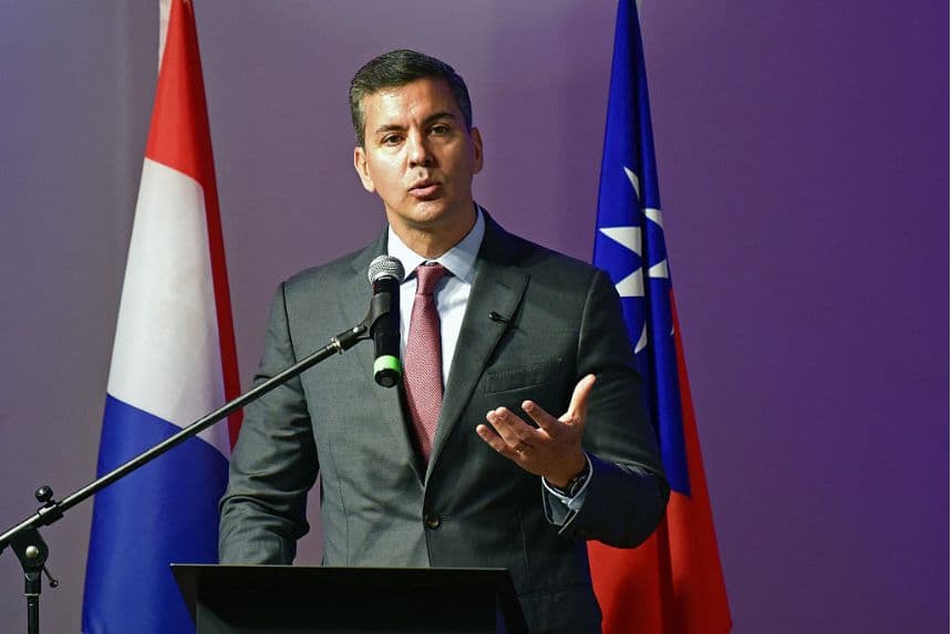 El presidente de Paraguay, Santiago Peña, pronuncia un discurso durante un foro sobre inversión y oportunidades en el marco de la visita del ministro de Relaciones Exteriores de Taiwán, Lin Chia-Lung, en la sede de la Administración Nacional de Navegación y Puertos (ANNP) en Asunción, el 14 de julio de 2025. (DANIEL DUARTE/AFP a través de Getty Images)