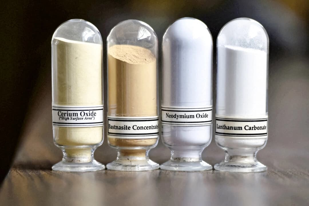 Muestras de minerales de tierras raras (de izquierda a derecha): óxido de cerio, bastnasita, óxido de neodimio y carbonato de lantano, expuestas durante una visita a las instalaciones de Molycorp en Mountain Pass, California, el 29 de junio de 2015. (David Becker/Reuters)