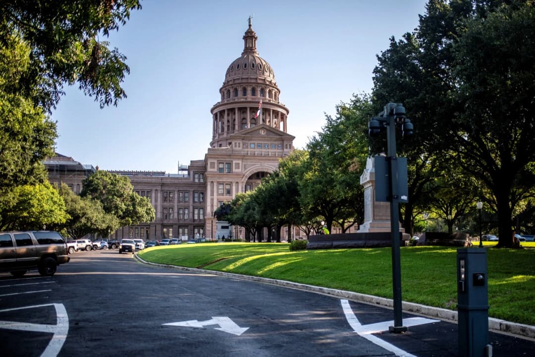Coches aparcados frente al Capitolio de Texas, en medio de una batalla por la redistribución de distritos entre legisladores estatales republicanos y demócratas, en Austin, Texas, el 20 de agosto de 2025. (Reuters/Sergio Flores)