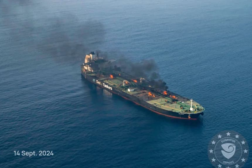 El petrolero Sounion ardiendo en el Mar Rojo tras una serie de ataques de los rebeldes hutíes de Yemen, el 14 de septiembre de 2024. (Operación Aspides de la Unión Europea vía AP)
