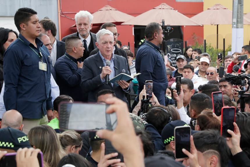 El expresidente de Colombia Álvaro Uribe habla frente a simpatizantes durante un evento este sábado, en Bogotá, Colombia. Uribe rindió homenaje al precandidato presidencial de su partido Miguel Uribe Turbay, en el lugar del occidente de Bogotá donde ocurrió el atentado que le costó la vida, con un llamado a la seguridad y libertad en el país. (EFE/ Carlos Ortega)