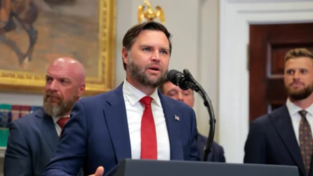 El vicepresidente J. D. Vance habla durante una ceremonia de firma de una orden ejecutiva con el presidente Donald Trump en la Sala Roosevelt de la Casa Blanca, el 31 de julio de 2025. (Anna Moneymaker/Getty Images)