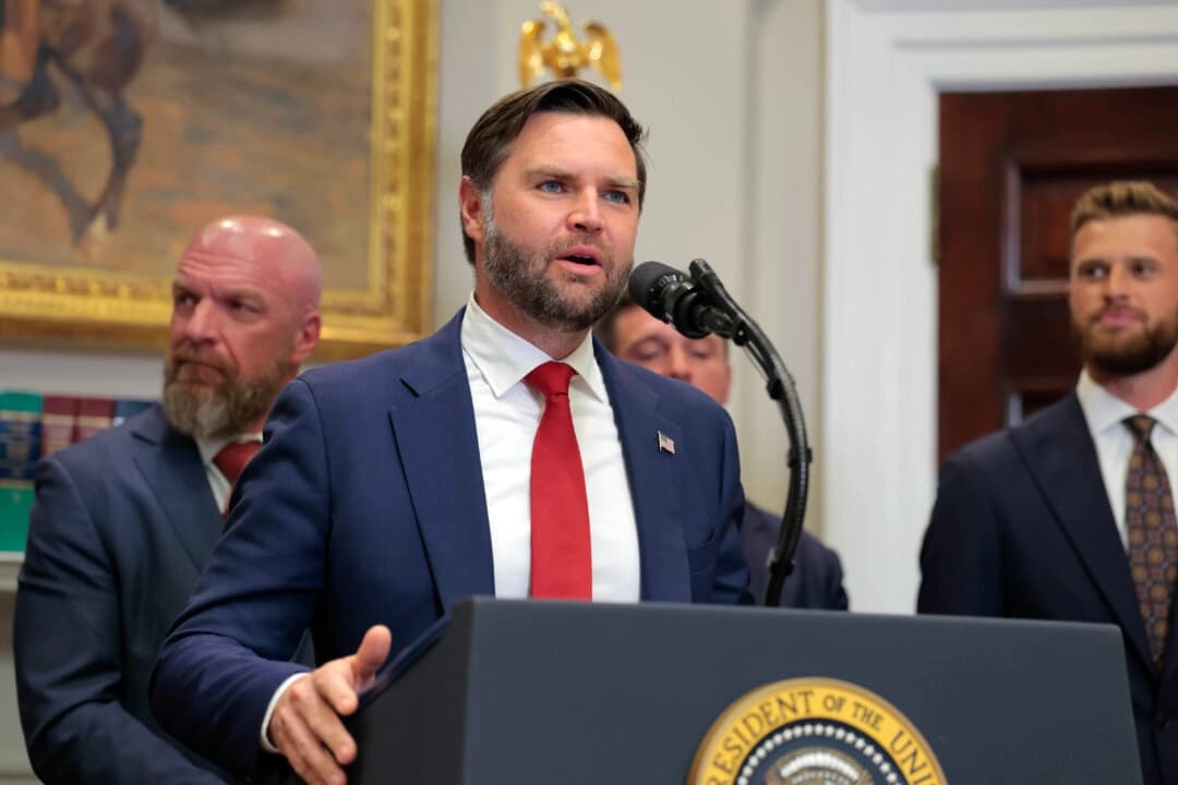 El vicepresidente J. D. Vance habla durante una ceremonia de firma de una orden ejecutiva con el presidente Donald Trump en la Sala Roosevelt de la Casa Blanca, el 31 de julio de 2025. (Anna Moneymaker/Getty Images)