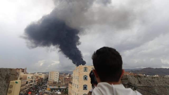 Israel ataca objetivos hutíes en la capital de Yemen