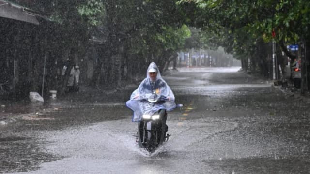 Tifón Kajiki azota la isla de Hainan, en el sur de China, y se dirige hacia Vietnam