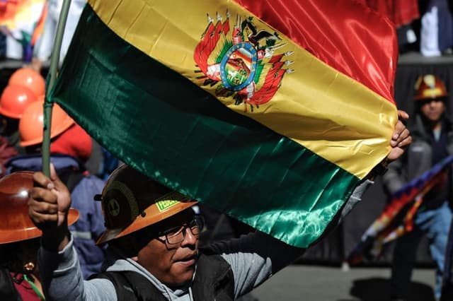 Rescatan con vida a tres mineros enterrados como consecuencia de un derrumbe en Bolivia