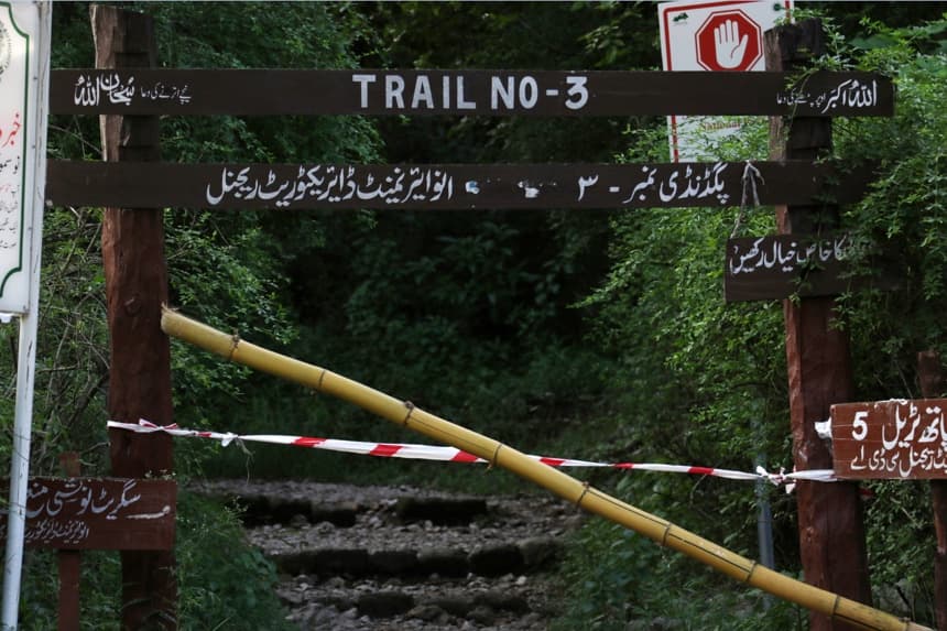 Cierre de las rutas de senderismo en las colinas Margalla de Islamabad, debido a las lluvias. (EFE/EPA/SOHAIL SHAHZAD)