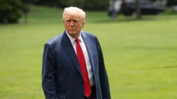 Trump dice que NBC y ABC deberían perder sus licencias por su cobertura informativa