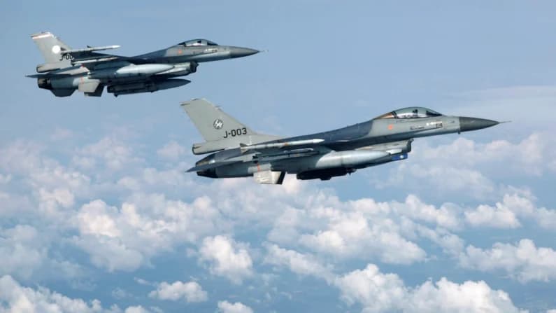 Avión militar realiza "cabezazo" a un avión que invadió el espacio aéreo de Mar-a-Lago