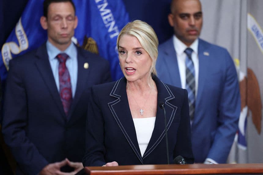 La fiscal general de Estados Unidos, Pam Bondi (C), habla durante una conferencia de prensa para anunciar la declaración de culpabilidad del cofundador del cártel de Sinaloa, Ismel "El Mayo" Zambada García, en la ciudad de Nueva York, el 25 de agosto de 2025. (CHARLY TRIBALLEAU/AFP a través de Getty Images)