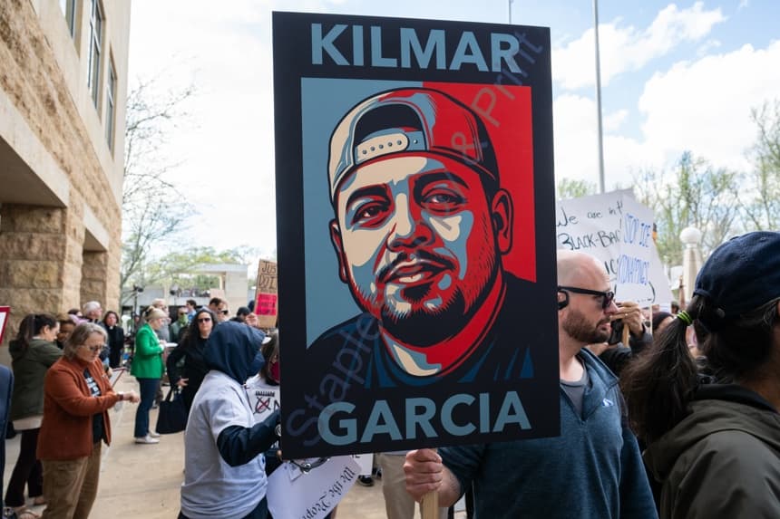 Foto de archivo de manifestantes que se congregan durante una audiencia de seguimiento en el caso Kilmar Abrego García. (EFE/ANNABELLE GORDON)