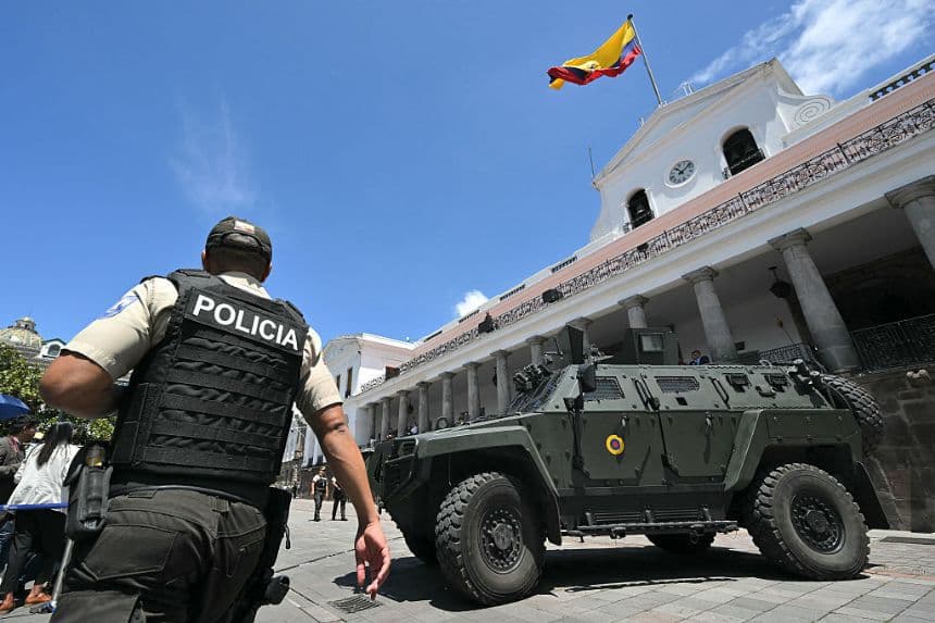 Un policía monta guardia junto a un vehículo blindado frente al Palacio Presidencial de Carondelet durante el cambio de guardia en Quito, el 15 de abril de 2025. (RODRIGO BUENDIA/AFP a través de Getty Images)