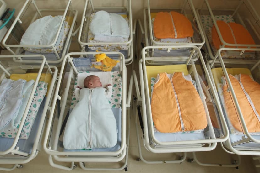 Un bebé recién nacido en una sala de maternidad, en esta foto de archivo. (Sean Gallup/Getty Images)