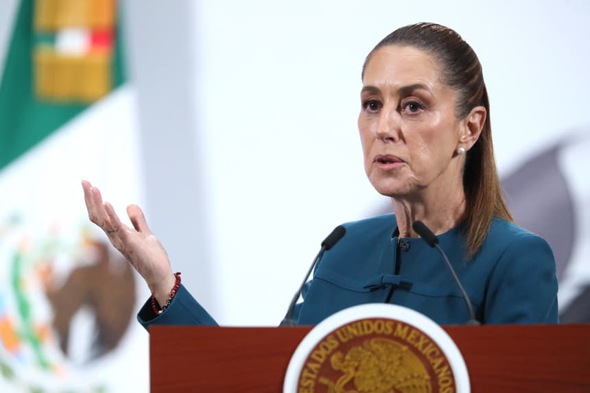 La presidenta de México, Claudia Sheinbaum, habla durante una rueda de prensa este lunes, en el Palacio Nacional de la Ciudad de México (EFE/ Mario Guzmán)