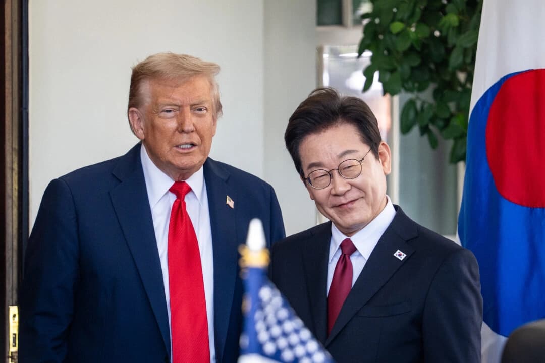 El presidente de los Estados Unidos, Donald Trump, saluda al presidente de Corea del Sur, Lee Jae Myung, en la Casa Blanca el 25 de agosto de 2025. (Madalina Kilroy/The Epoch Times)