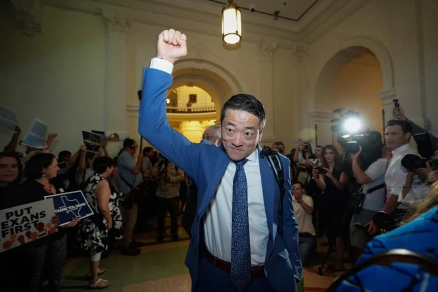 El representante estatal demócrata Gene Wu levanta el puño al regresar a la Cámara de Representantes en el Capitolio, el 18 de agosto de 2025, en Austin, Texas. (Jay Janner/Austin American-Statesman vía AP)