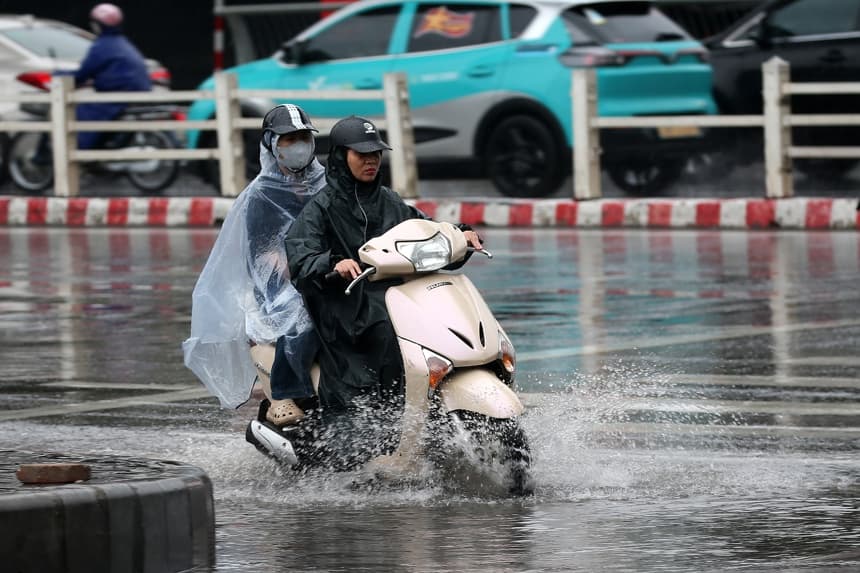 Una motocicleta pasa por una zona inundada de Hanói por las lluvias del tifón Kajiki.
( EFE/EPA/LUONG THAI LINH)