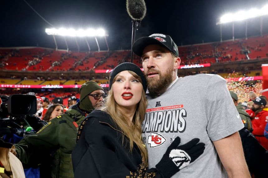 Taylor Swift celebra con Travis Kelce, número 87 de los Kansas City Chiefs, tras derrotar a los Buffalo Bills por 32-29 en la final de la AFC, disputada en el GEHA Field del Arrowhead Stadium el 26 de enero de 2025 en Kansas City, Missouri. (David Eulitt/Getty Images)