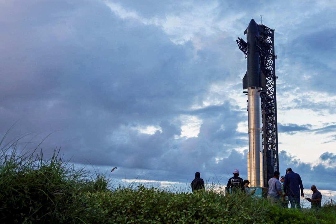 Los espectadores observan desde las dunas mientras continúan los preparativos para el lanzamiento de la nave espacial SpaceX Starship, en las instalaciones de la empresa en Starbase, Texas, el 25 de agosto de 2025. (Steve Nesius/Reuters).