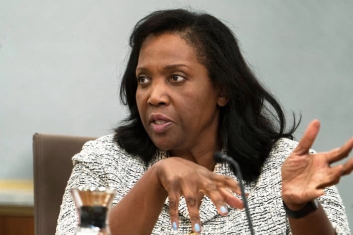 Lisa Cook, miembro de la Junta de Gobernadores de la Reserva Federal, habla durante una conversación con líderes de organizaciones que incluyen organizaciones sin fines de lucro, pequeñas empresas, manufactura, gestión de la cadena de suministro, la industria hotelera y los sectores de vivienda y educación en el edificio de la Reserva Federal, en Washington, el 23 de septiembre de 2022. (Manuel Balce Ceneta/Foto AP)