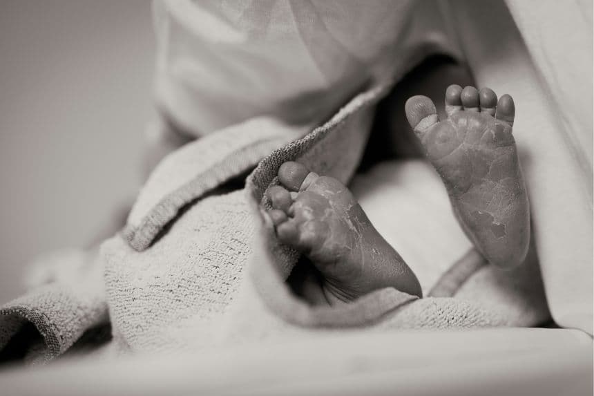 Fotografía ilustrativa de los pies de un bebé. (Janko Ferlič/ Unsplash)