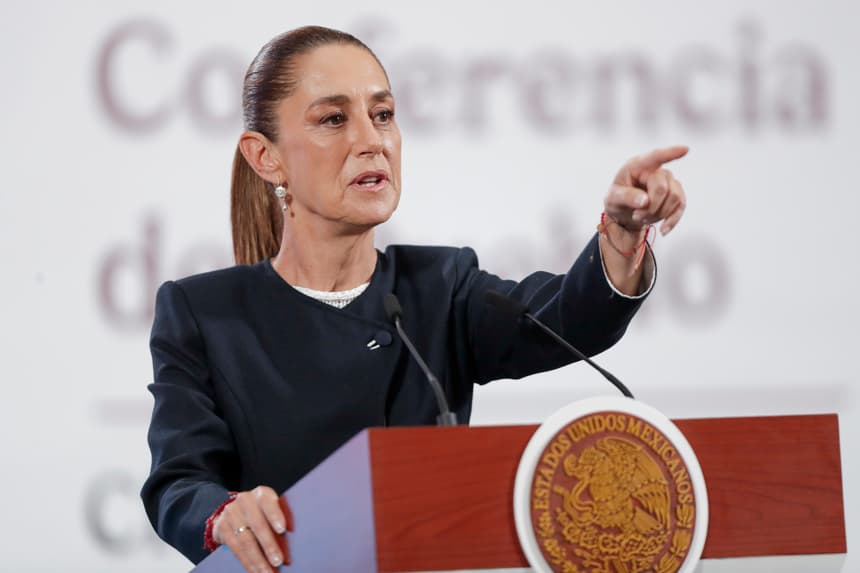La presidenta de México, Claudia Sheinbaum, habla en una rueda de prensa este martes, en el Palacio Nacional de la Ciudad de México. (EFE/ Isaac Esquivel)