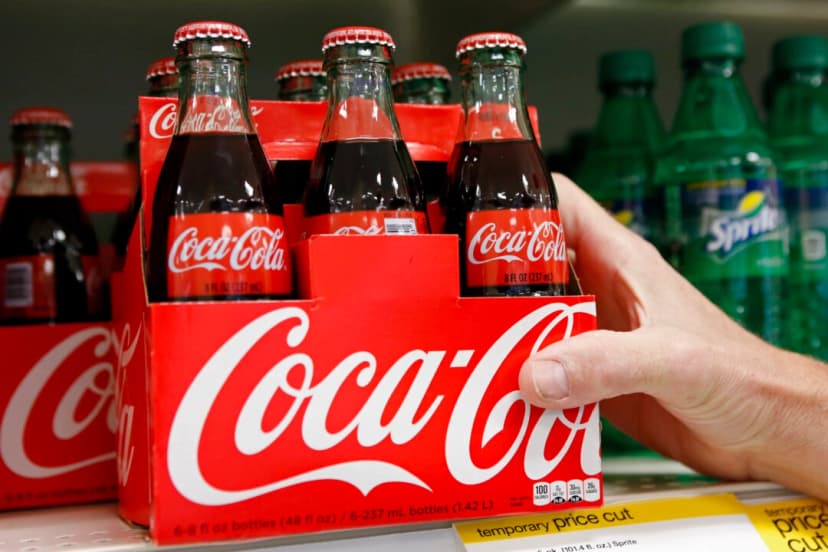 Un empleado organiza botellas de Coca-Cola en una tienda de Alexandria, Virginia, el 16 de octubre de 2012. (Kevin Lamarque/Reuters)