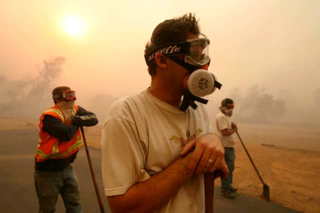 Incendios en la costa oeste de EE. UU. siguen fuera de control pese a labor de contención