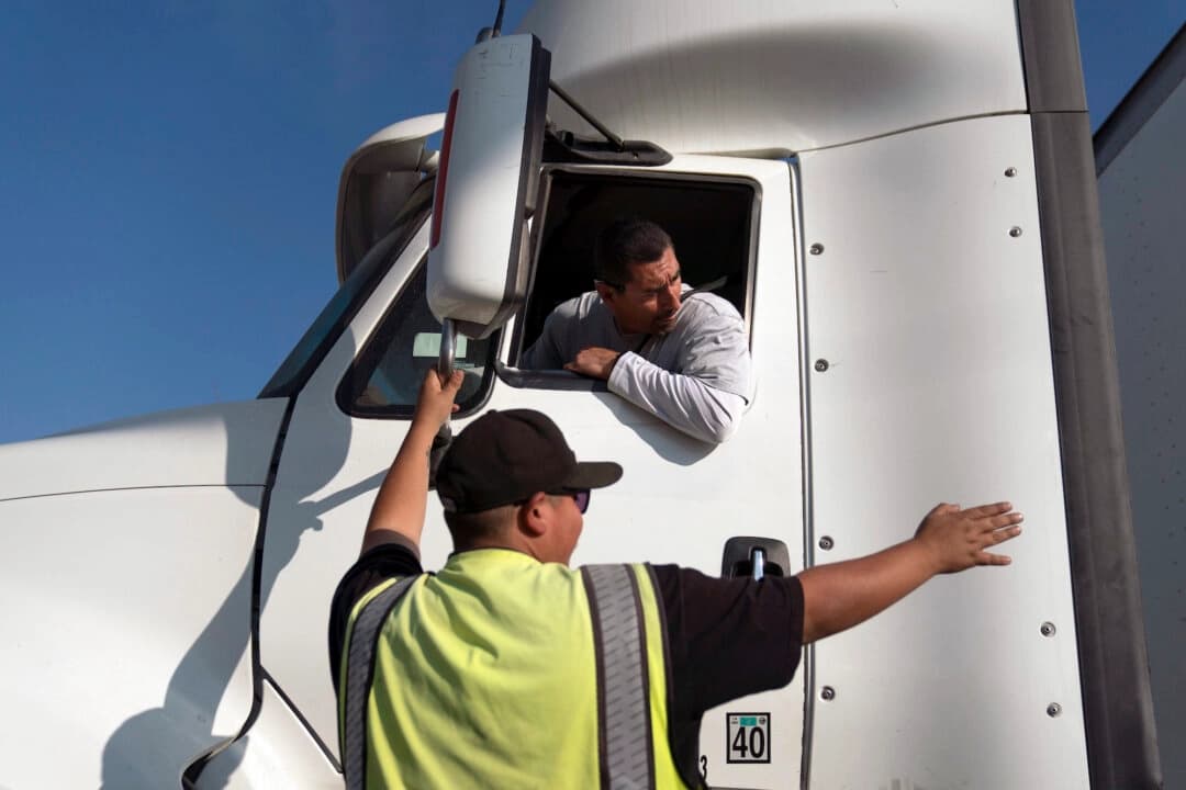 Un instructor de conducción habla con un alumno en la California Truck Driving Academy de Inglewood, California, el 17 de noviembre de 2021. (Jae C. Hong/AP Photo).