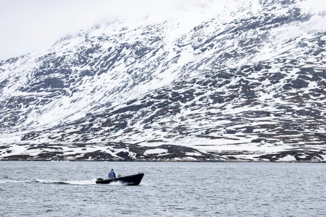 Pescadores navegan por las aguas árticas cerca de Nuuk, Groenlandia, el 4 de mayo de 2025. (John Fredricks/The Epoch Times).