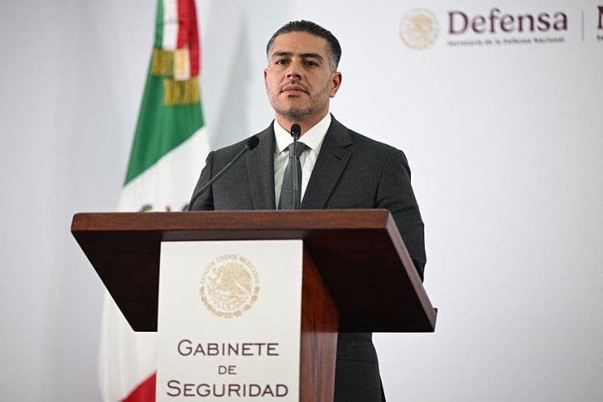 El secretario de Seguridad y Protección Ciudadana de México, Omar García Harfuch, habla durante una conferencia de prensa en el edificio del Gabinete de Seguridad en la Ciudad de México, el 23 de julio de 2025. (YURI CORTEZ/AFP vía Getty Images)