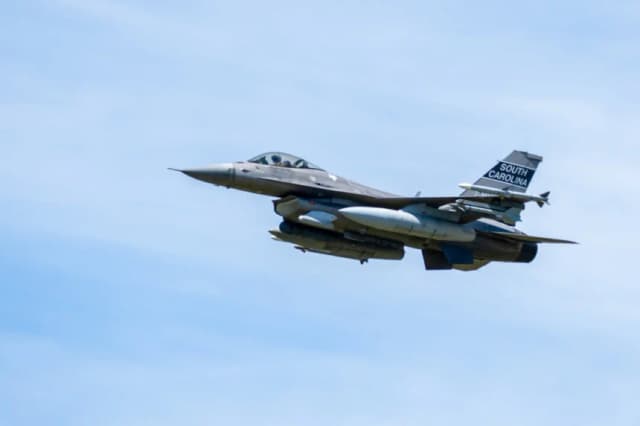 EE. UU. despliega jets militares para interceptar avión espía ruso cerca de Alaska