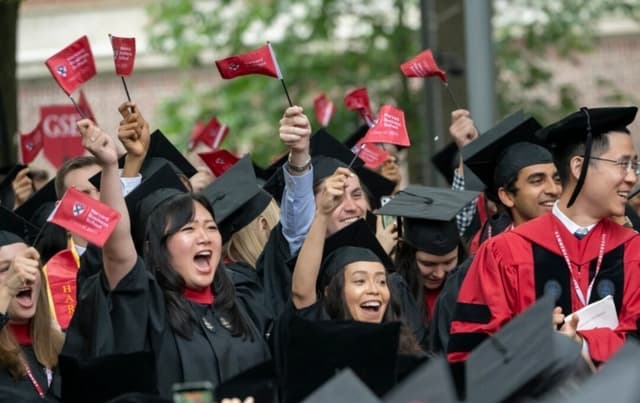 Trump afirma que estudiantes chinos son bienvenidos en las universidades estadounidenses