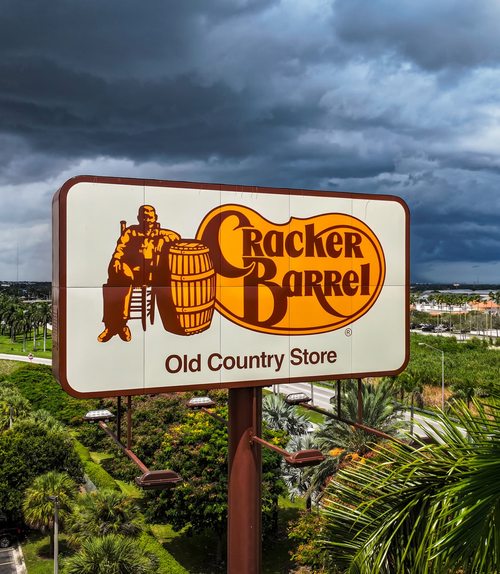 Un cartel de Cracker Barrel con el antiguo logotipo en el exterior de uno de sus restaurantes en Florida City, Florida, el 27 de agosto de 2025. (Joe Raedle/Getty Images)