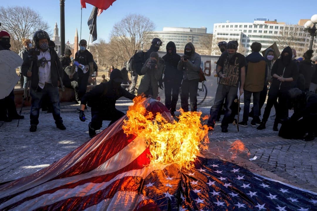 Trump toma medidas contra quema de la bandera estadounidense con orden ejecutiva: Lo que debe saber