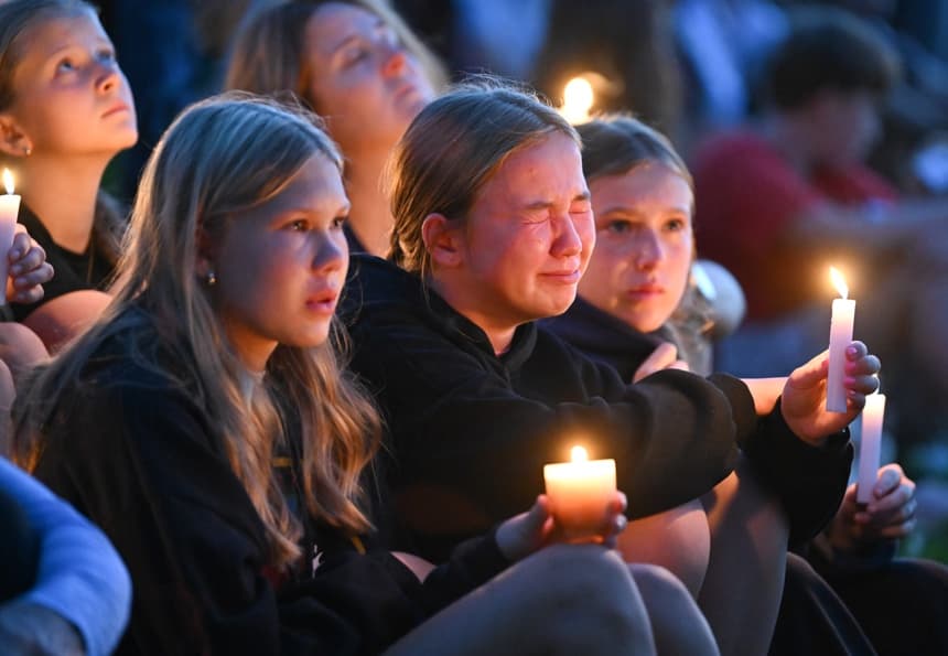 Un grupo de niños fue captados este miércoles, 27 de agosto, durante un vigilia en honor a los dos menores asesinados y a los 17 más heridos en un tiroteo esta mañana, en Minneapolis, Minnesota, EE.UU. (EFE/Craig Lassig)
