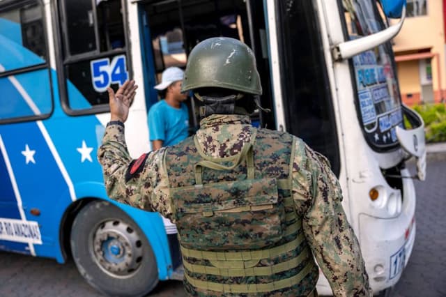 Nueve personas mueren en el accidente de un autobús en el centro de Ecuador