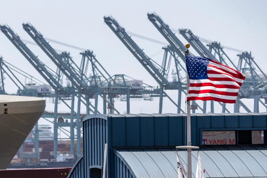 Una bandera estadounidense ondea al viento cerca del puerto de Los Ángeles, California, el 28 de marzo de 2025. (John Fredricks/The Epoch Times)
