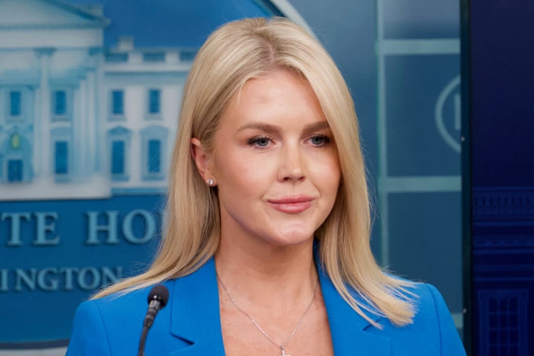 La secretaria de prensa de la Casa Blanca, Karoline Leavitt, se dirige a los periodistas durante una rueda de prensa el 11 de junio de 2025. (Travis Gillmore/The Epoch Times).