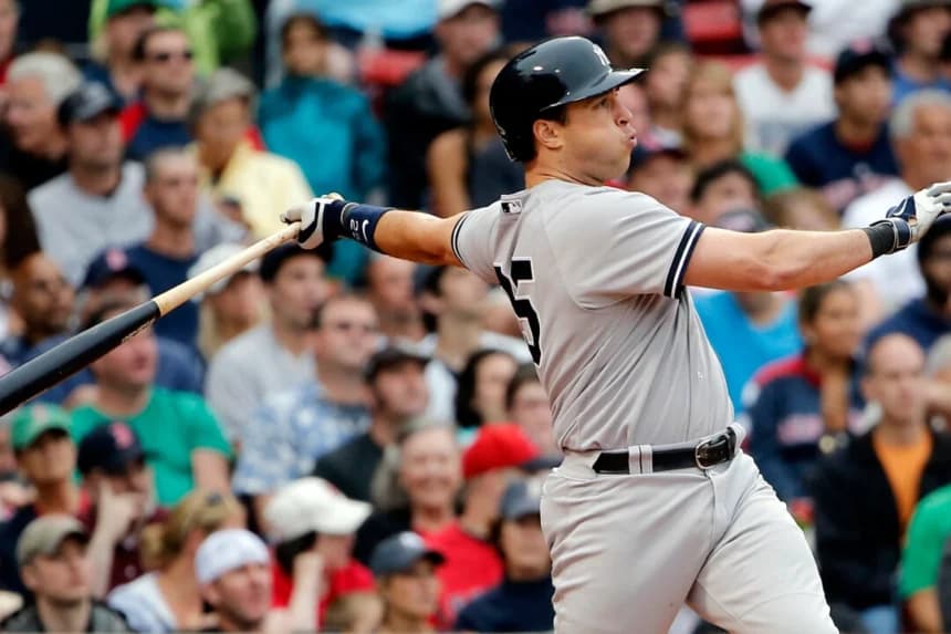 Mark Teixeira de los New York Yankees conecta un jonrón solitario contra los Boston Red Sox durante la quinta entrada de un partido de béisbol en el Fenway Park de Boston, el 2 de agosto de 2014.
(Winslow Townson/AP)