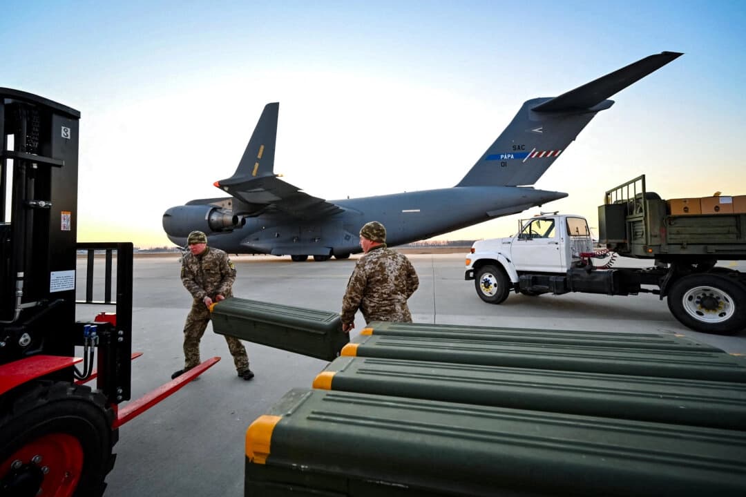 Las fuerzas militares ucranianas trasladan equipo militar fabricado en Estados Unidos y otra ayuda militar enviada desde Lituania al aeropuerto de Boryspil, en Kiev (Ucrania), el 13 de febrero de 2022. (Sergei Supinsky/AFP a través de Getty Images)
